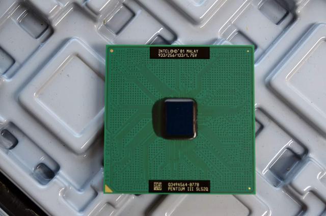 Main image of Intel Pentium III 933MHz 133MHz 256KB Socket 370 CPU