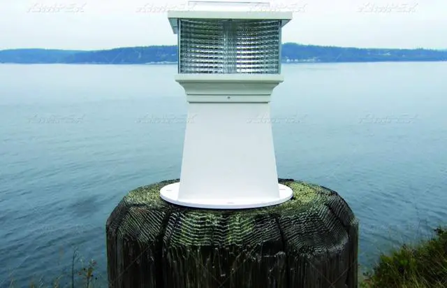 Alt view image 2 of 7 - Dock Edge Solar Piling Light
