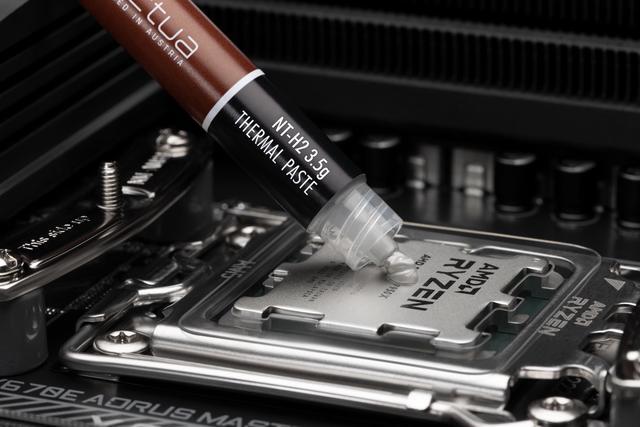 Alt view image 2 of 7 - Noctua NT-H2 3.5g AM5 Edition, Pro-Grade Thermal Compound with Thermal Paste Guard for AMD AM5 CPUs incl. 3 Cleaning Wipes (3.5g)