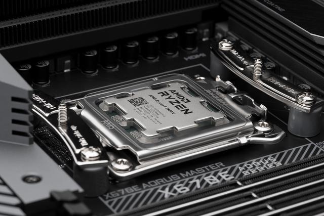 Alt view image 7 of 7 - Noctua NT-H2 3.5g AM5 Edition, Pro-Grade Thermal Compound with Thermal Paste Guard for AMD AM5 CPUs incl. 3 Cleaning Wipes (3.5g)