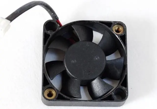 Alt view image 2 of 4 - D06R-12SL 04A DC 12V 0.04A 60X60X15mm 3-wire Server Square Fan