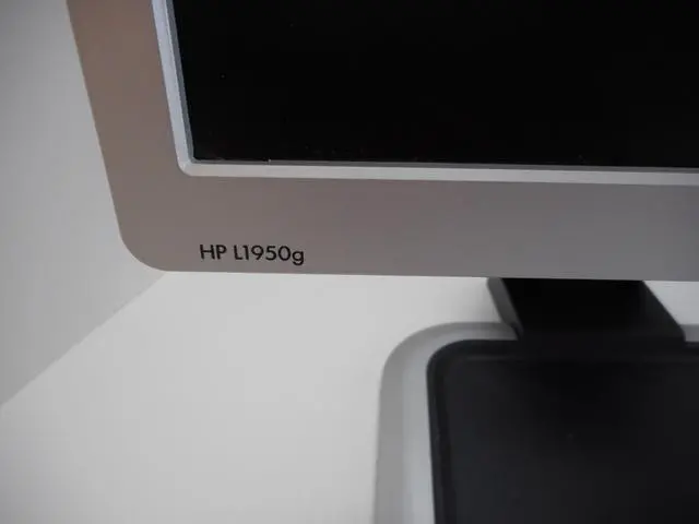 Alt view image 5 of 7 - HP L1950G 1280 x 1024 Resolution 19" LCD Flat Panel Computer Monitor Display