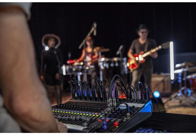 Alt view image 7 of 7 - Zoom LiveTrak L-20-20-Input Digital Mixer + MDR-7506 Headphones, Bundle