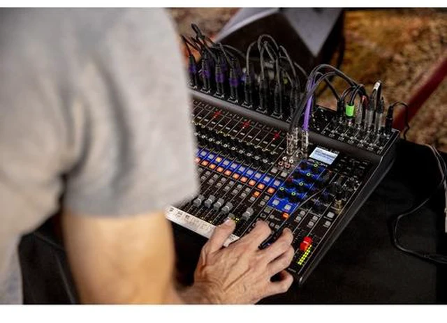 Alt view image 6 of 7 - Zoom LiveTrak L-20-20-Input Digital Mixer + MDR-7506 Headphones, Bundle