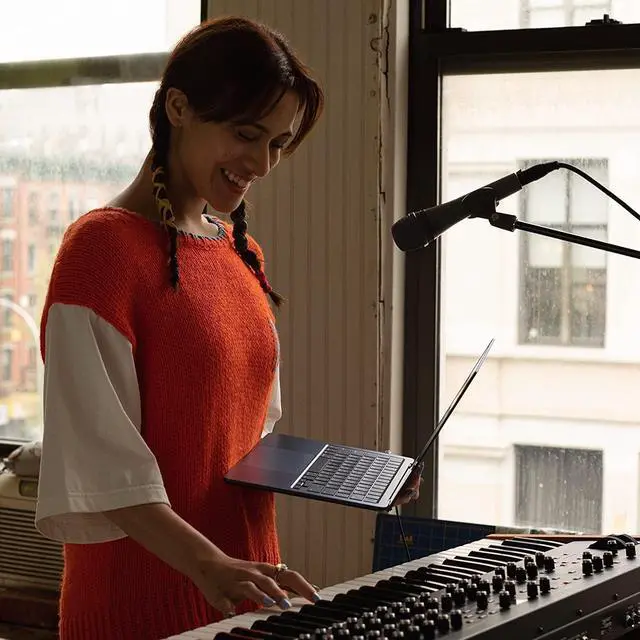 Alt view image 5 of 5 - Apple 13.6" MacBook Air Apple M2 Chip 8-Core CPU 8-Core GPU 8GB RAM 256GB SSD Hebrew Language Keyboard Midnight (2022)