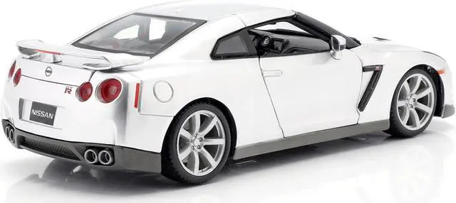 Alt view image 3 of 4 - 2009 Nissan GT-R R35 Silver 1/18 Diecast Model Car by Bburago