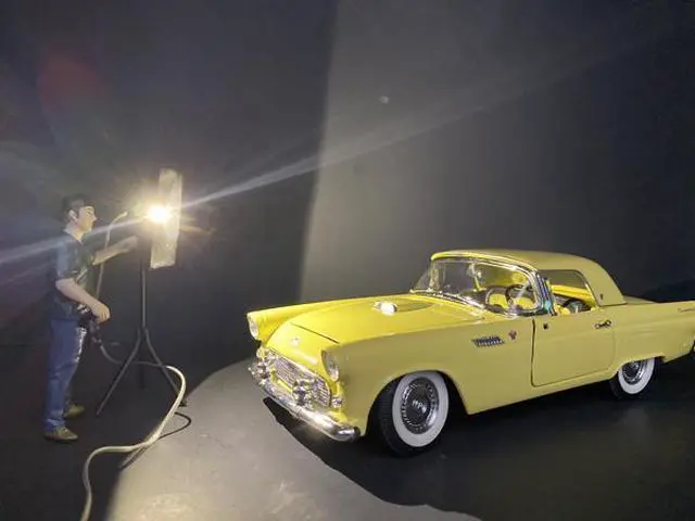 Alt view image 7 of 7 - Photographer Lighting Kit Set of 2 Lights for 1/24 Scale Models by American Diorama 38439