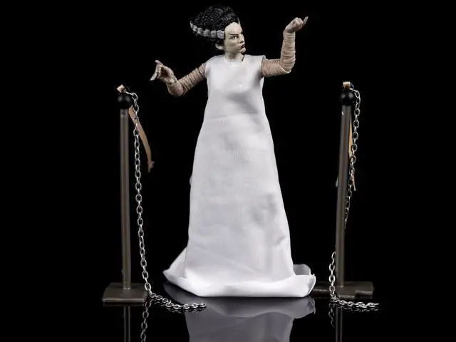 Alt view image 3 of 7 - The Bride of Frankenstein 6" Moveable Figurine with Chains and Alternate Head and Hands "Universal Monsters" Series by Jada