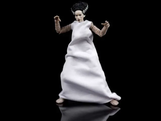 Alt view image 4 of 7 - The Bride of Frankenstein 6" Moveable Figurine with Chains and Alternate Head and Hands "Universal Monsters" Series by Jada