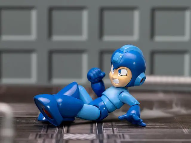 Alt view image 5 of 8 - Mega Man 4.5" Moveable Figure with Accessories and Alternate Head and Hands "Mega Man" (1987) Video Game model by Jada