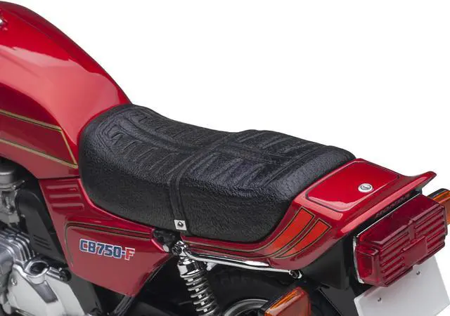 Alt view image 4 of 11 - Honda CB750F Motorcycle Red with Helmet "Baribari Legend" (1986) OVA 1/12 Model by Autoart
