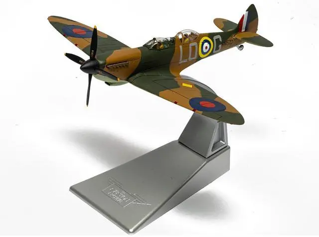 Alt view image 4 of 6 - Supermarine Spitfire T.9 Aircraft "SM520, Spitfires.com, Goodwood Aerodrome" British Royal Air Force 1/72 Diecast Model by Corg