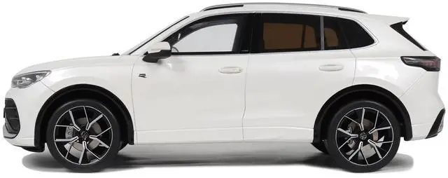 Alt view image 4 of 7 - 2024 Volkswagen Tiguan E Tsi R-Line Oryx White Pearl Limited Edition to 999 pieces Worldwide 1/18 Model Car by Otto Mobile