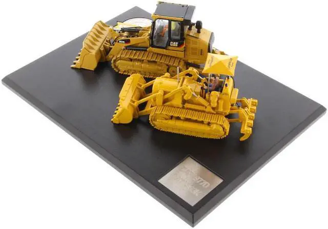 Alt view image 3 of 7 - CAT Caterpillar 977D Traxcavator 1955-1960 & 963K Track Loader Current w/Operators Evolution Series 1/50 Diecast Masters