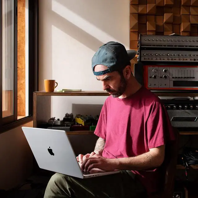 Alt view image 5 of 5 - Apple MacBook Pro 16-inch (2023) - M2 Max 12-Core, 32GB RAM, 2TB SSD - Space Gray