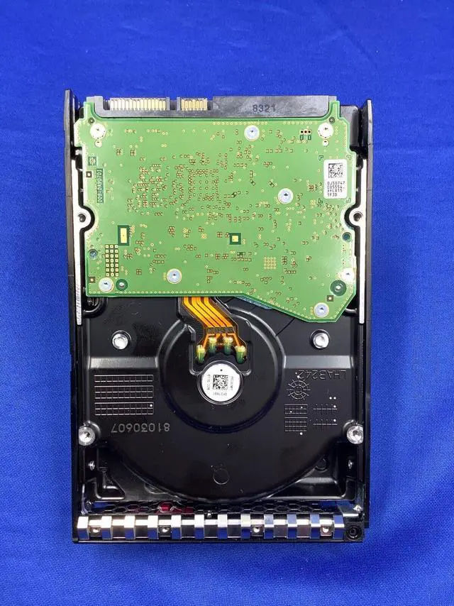 Alt view image 3 of 3 - 857650-B21 HPE 10TB SATA 6G BC 7.2K LFF LP HELIUM 512E HDD 857968-001