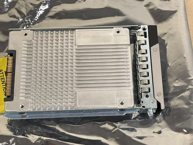 Alt view image 4 of 4 - Dell Intel DC P4610 1.6TB 2.5 Mixed Use PCI-e 3.1 x4 NVMe SSD 12.25 PBW U2 15mm