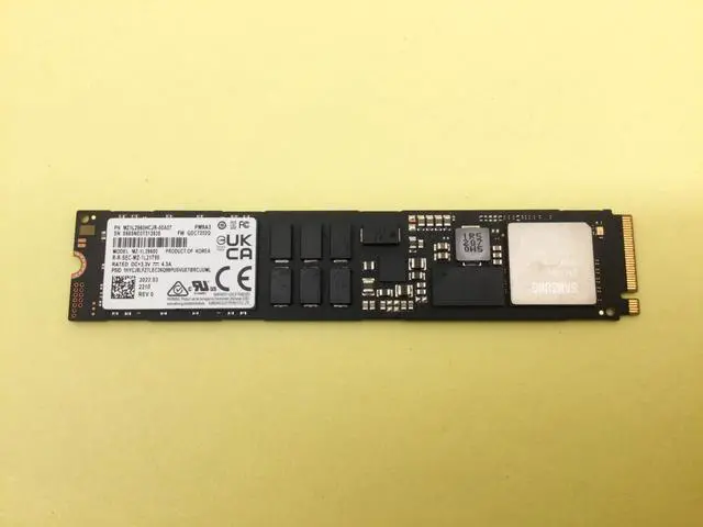 Main image of Samsung PM9A3 960GB NVMe PCIe Gen4 x4 M.2 22110 SSD MZ-1L29600