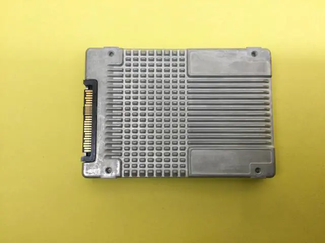 Alt view image 2 of 3 - Intel DC P4610 Series 1.6TB, 2.5in NVMe/PCIe 3.1 x4, 3D, TLC SSD SSDPE2KE016T8