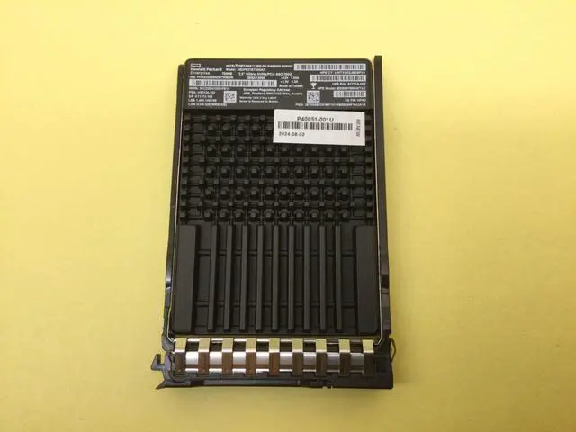 Main image of P40553-B21 HPE 750GB NVME GEN3 WRITE INTENSIVE SFF BC U.2 SSD P41551-001