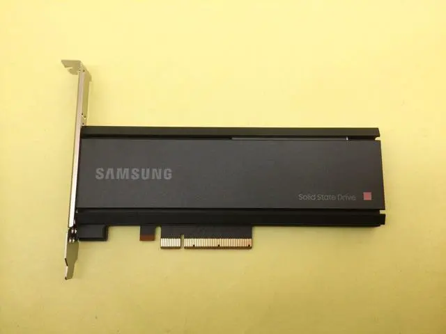 Main image of P26938-B21 HPE 6.4TB NVME GEN4 X8 MIXED USE AIC HHHL PM1735 SSD P28071-001