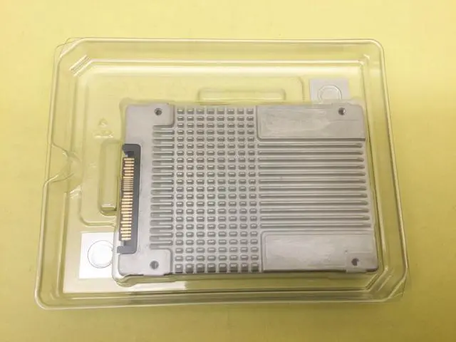 Alt view image 2 of 2 - Intel DC P4510 1TB NVMe PCIe 3.1x4 3D TLC 2.5" 15mm SSD SSDPE2KX010T8O