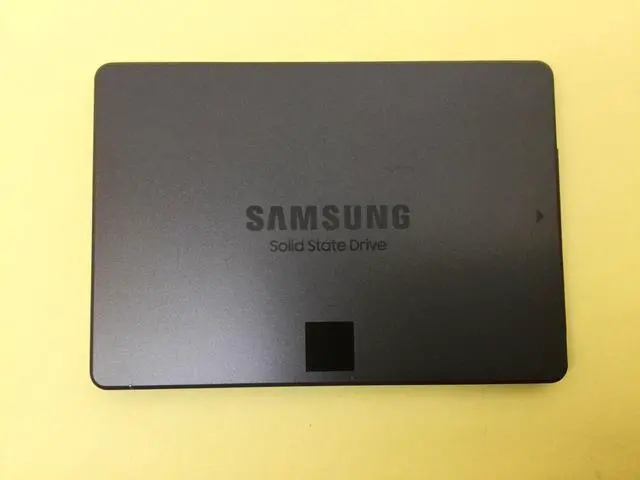 Alt view image 2 of 4 - Samsung 860 QVO 4TB SATA III 2.5" Internal SSD MZ-76Q4T0
