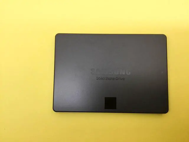 Alt view image 2 of 4 - Samsung 870 QVO Series 4TB 2.5 inch SATAIII Internal SSD MZ-77Q4T0
