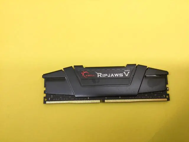 Alt view image 2 of 2 - G.SKILL Ripjaws V Series 16GB DDR4 3200MHz Desktop Memory F4-3200C16Q-64GVK
