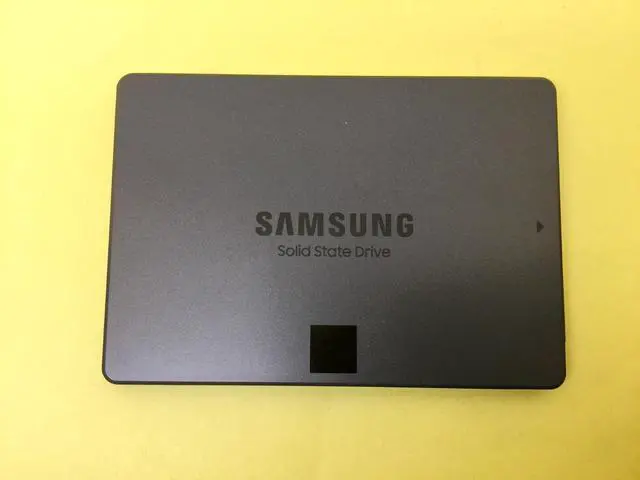 Alt view image 3 of 4 - Samsung 870 QVO 8TB SATA III 2.5in Internal SSD MZ-77Q8T0