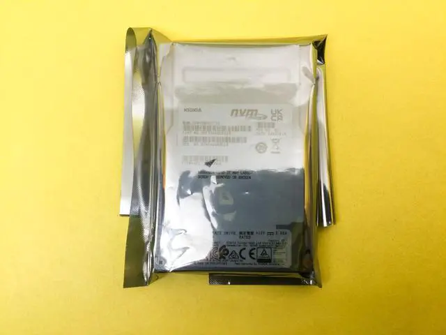 Alt view image 2 of 2 - KIOXIA CM7-R Series 1.92TB PCI Express 5.0 NVMe U.2 2.5in SSD KCMYXRUG1T92