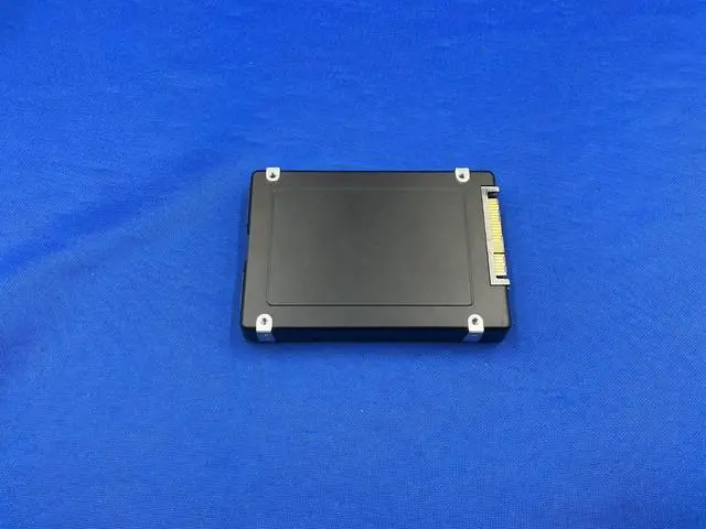 Alt view image 6 of 6 - MZ-WLR1T90 Samsung PM1733 1.92TB PCIe 4.0 x4 U.2 SSD MZWLR1T9HBJR-00007