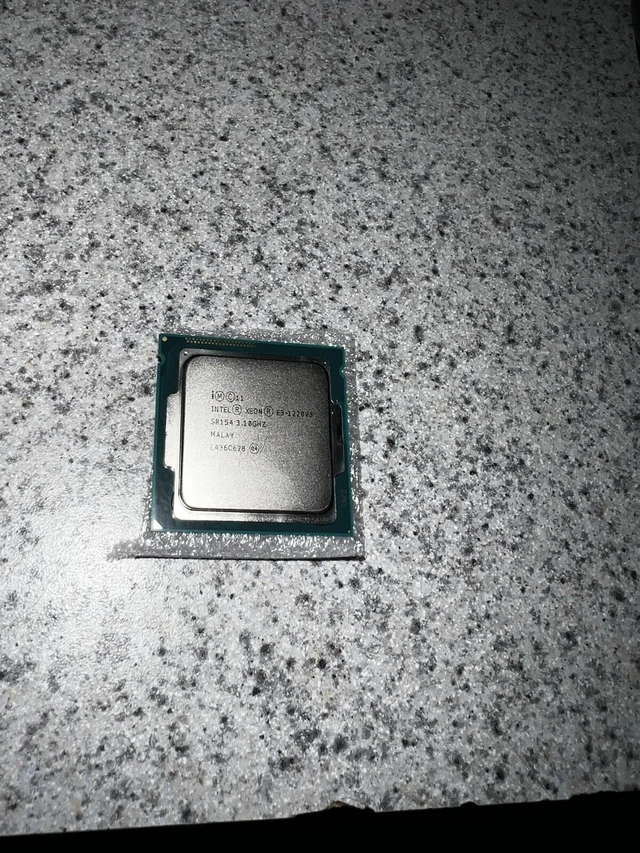 Alt view image 4 of 4 - INTEL 3.10GHZ CPU 3.1GHZ 8MB SR154 E3-1220V3