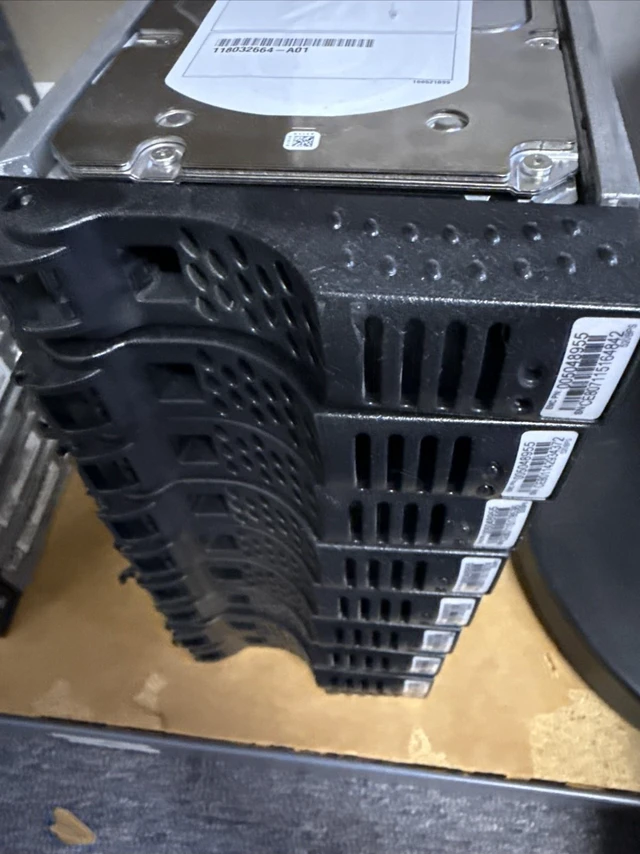 Main image of EMC 005048955 005048954 CX-4G10K-600G 005049166 600G storage. Broken Caddy Tip