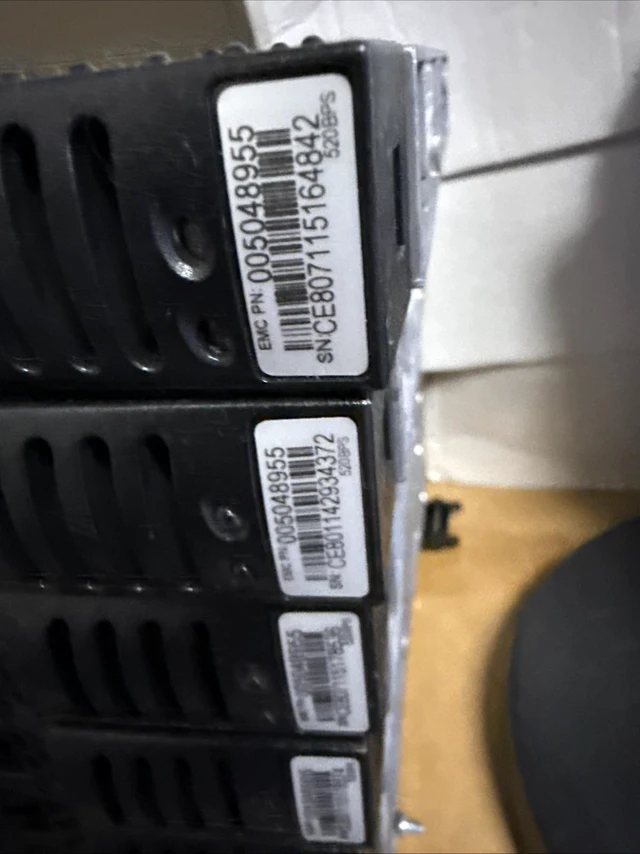 Alt view image 2 of 4 - EMC 005048955 005048954 CX-4G10K-600G 005049166 600G storage. Broken Caddy Tip