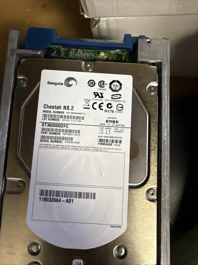 Alt view image 4 of 4 - EMC 005048955 005048954 CX-4G10K-600G 005049166 600G storage. Broken Caddy Tip