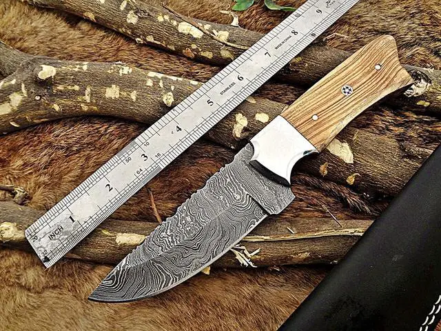 Alt view image 5 of 5 - 9" Long hand forged Damascus steel Hunting knife, 4.5" full tang blade, Natural rose wood scale with Brass bolster, Cow hide Leather sheath