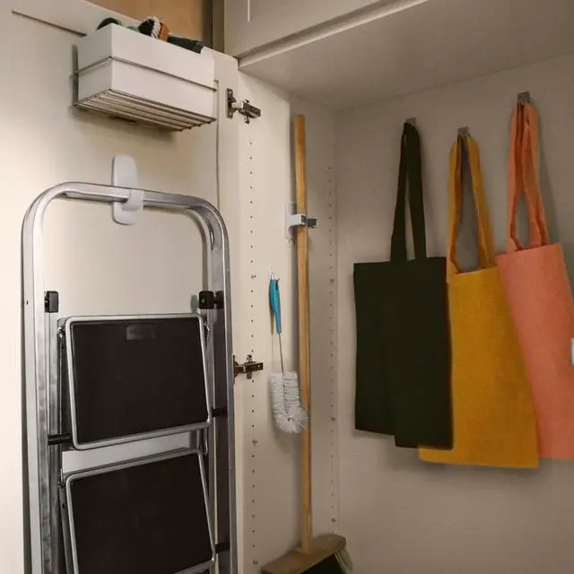 Alt view image 11 of 12 - Command X-Large Utility Hook White 1 Hook 4 Strips/Pack (17010-ES)