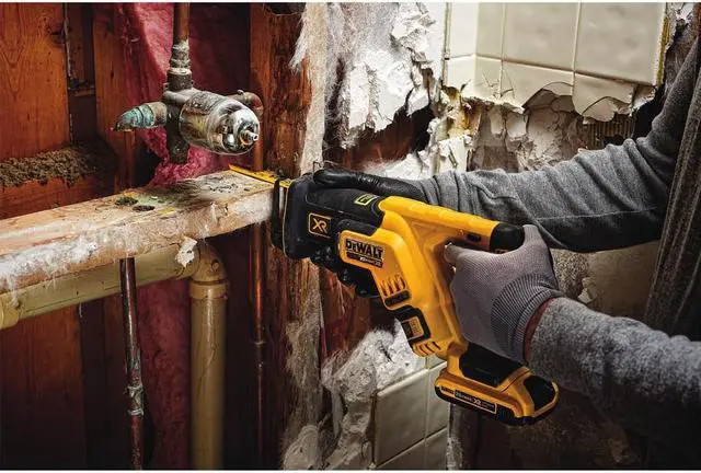 Alt view image 3 of 9 - Scie alternative compacte 20V MAX* à moteur sans balai (Outil seul) - Dewalt DCS367B