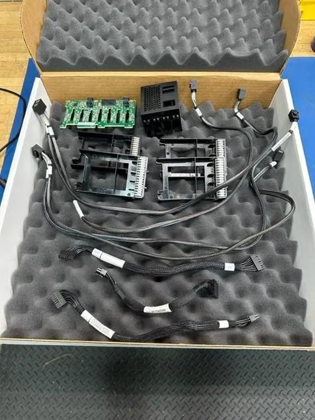Alt view image 8 of 10 - Server 8-port SATA/SAS backplane - for ThinkAgile VX 2U Certified Node 7Y94, ThinkSystem SR550, SR650