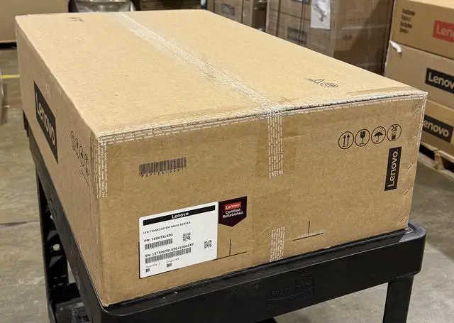 Main image of 7X06TSLS90 1X 4208 1X 16GB 2Rx82933 1X 750W 2.5" 3 YR LENOVO WARRANTY!