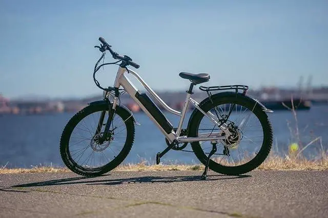 Alt view image 3 of 4 - Hurley J-Bay E Electric E-Bike 7 Speed Disc Brakes AHE-13-2-SV-23 - SILVER