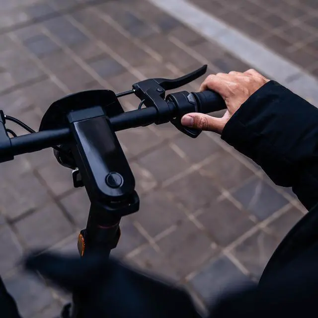 Alt view image 5 of 7 - NIU Electric Scooter Adult KQi3 Pro, Long Range 31 Miles, 20mph speed, Rosegold