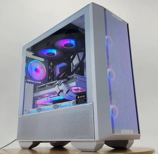 Gaming PC Ryzen 7 7700X 32GB RAM 2TB SSD RX 7800 XT 16GB Windows 