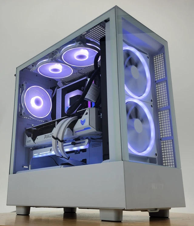 Refurbished: Gaming PC Ryzen 9 7950X 32GB RAM 2TB SSD RX 7800 XT