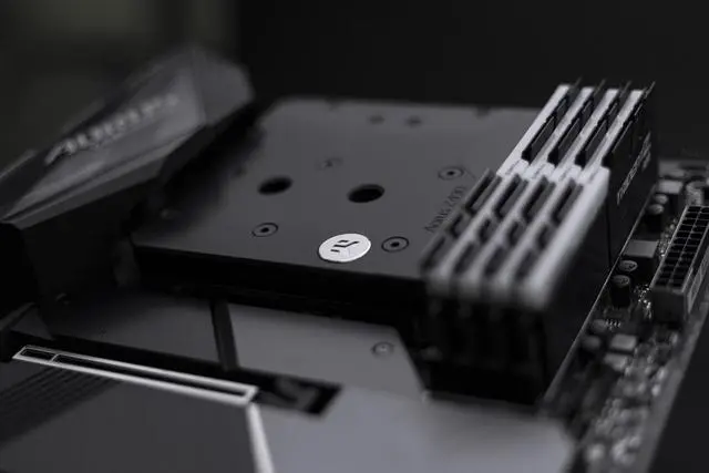Alt view image 12 of 12 - EK-Quantum Momentum Aorus Z490 Master D-RGB - Acetal