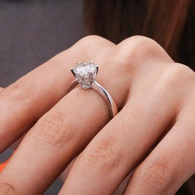 Alt view image 4 of 7 - Engagement Ring 18k Gold 1ct Moissanite D Color VVS1