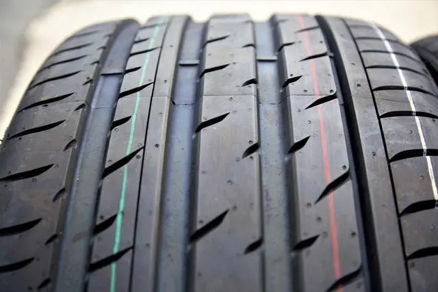 Alt view image 4 of 7 - 215/55R18 99V XL - Haida LECP HD927 Performance Summer Tire