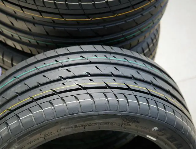 Alt view image 5 of 7 - 235/40R17 ZR 94W XL - Haida HD927SP High Performance All Season Tire