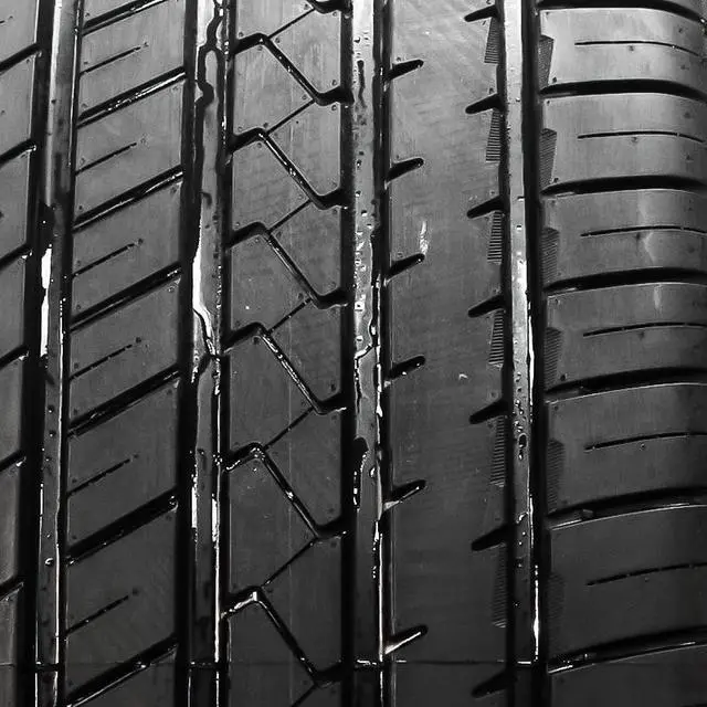 Alt view image 4 of 7 - 295/40R21 ZR 111W XL - Lionhart LH-FIVE High Performance All Season Tire